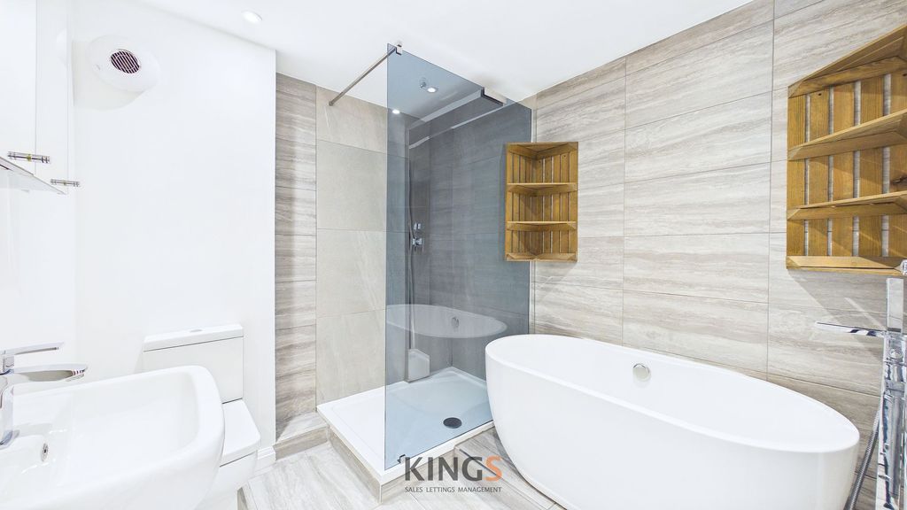 Property photo 3 of 15 Family Bathroom