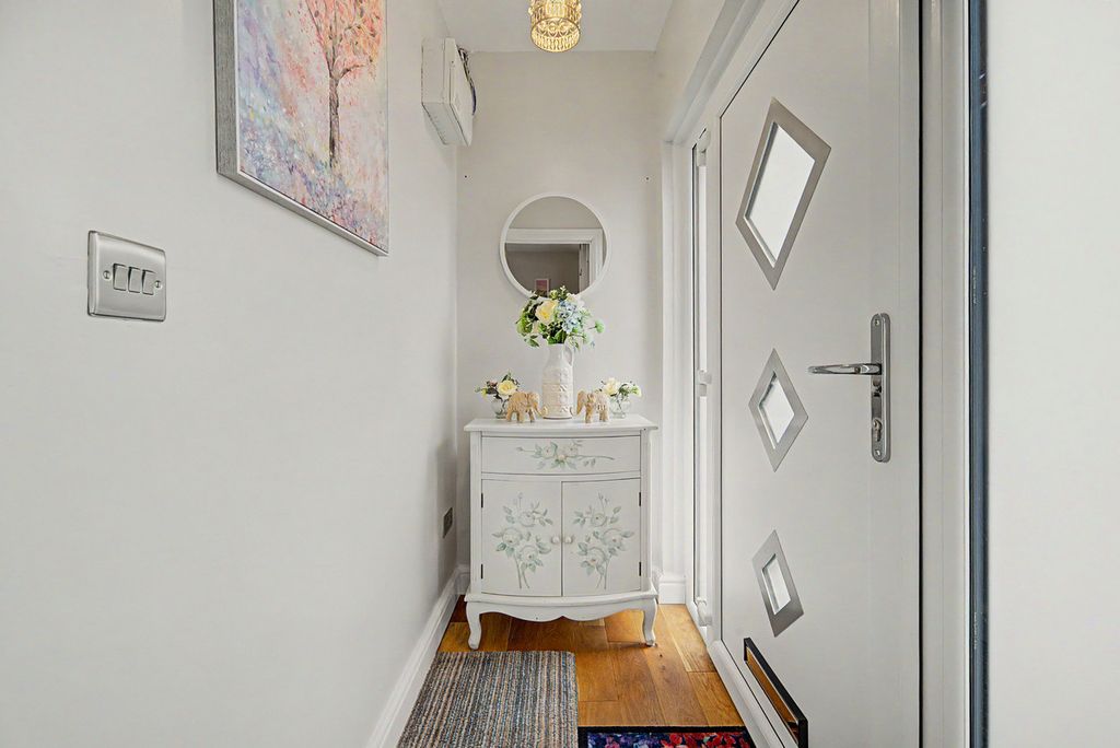 Property photo 2 of 27