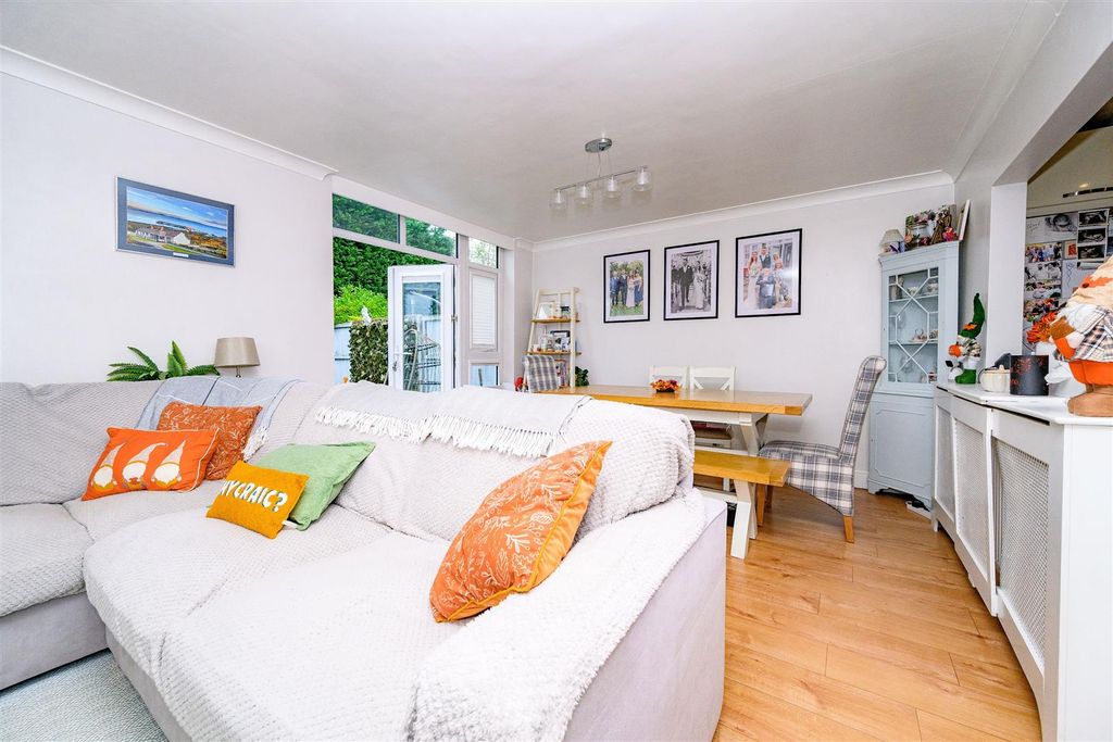 Property photo 3 of 15 Lounge