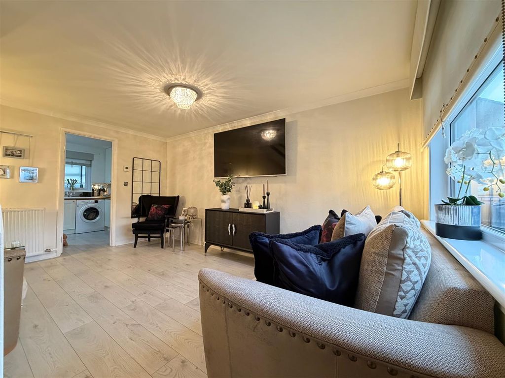 Property photo 3 of 16 Lounge