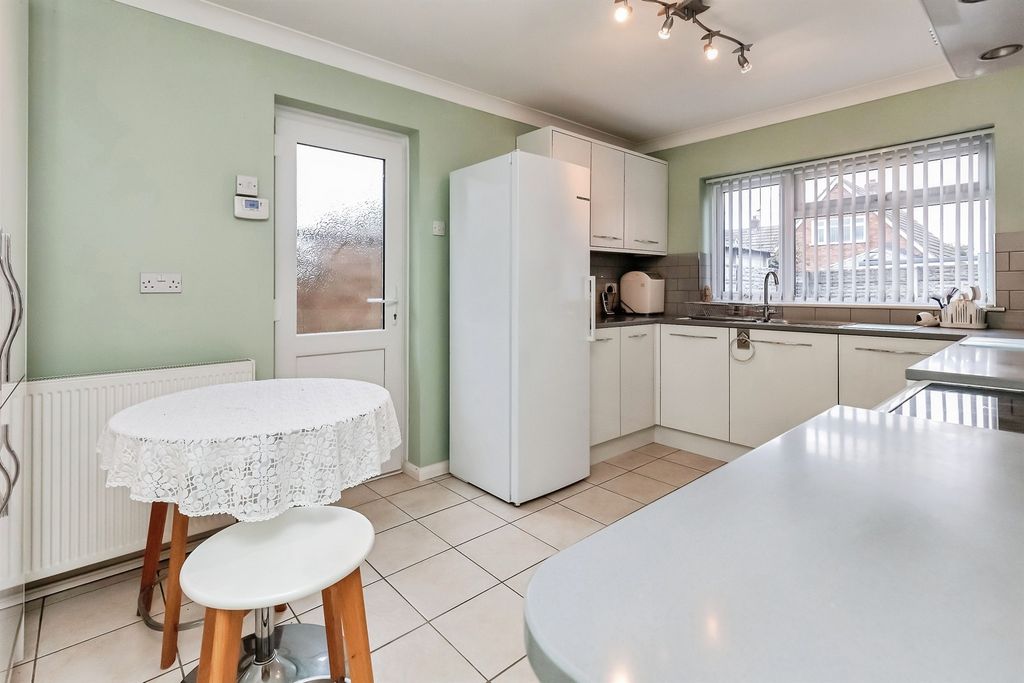 Property photo 2 of 32 Kitchen/Breakfast Room