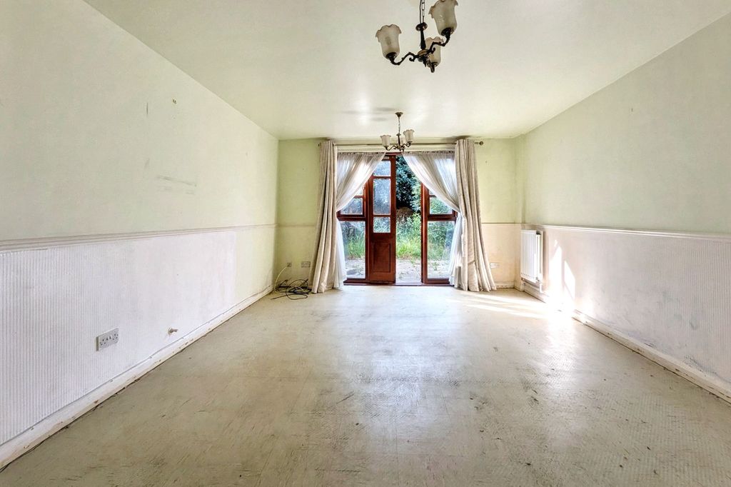 Property photo 1 of 17 2 Pownsett Terrace, Ilford, Essex Ig1 2Sw