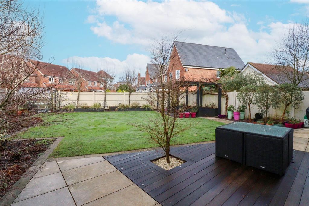 Property photo 2 of 33 Garden