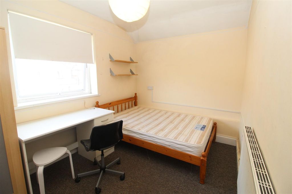 Property photo 3 of 15 22 Ruthin Gardens 1.Jpg