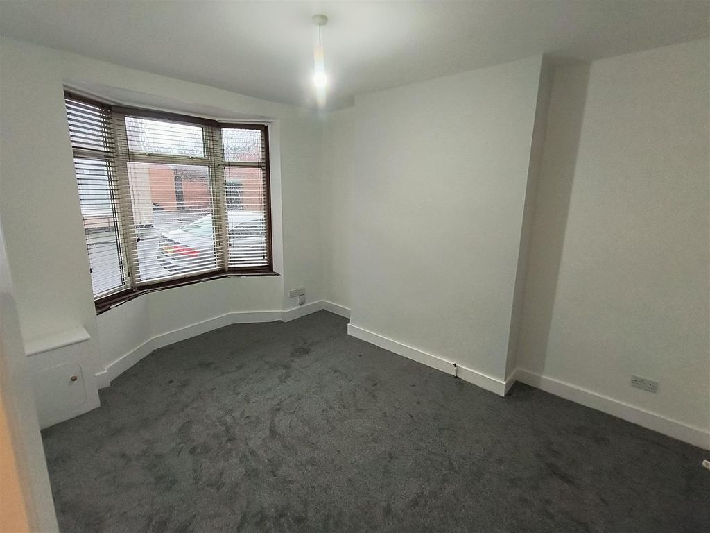 Property photo 3 of 16 Living.Jpg