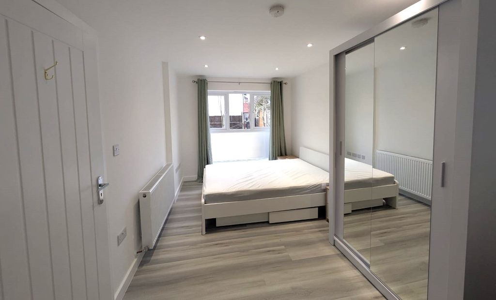 Property photo 1 of 6 Room Ls (5)