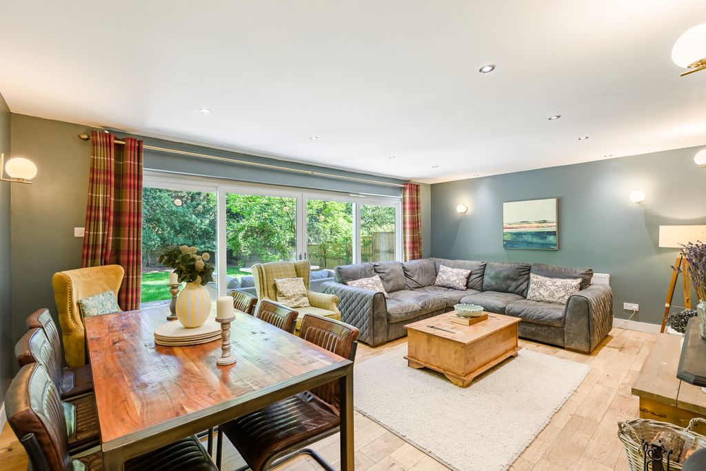 Property photo 3 of 30 Dining Lounge 1