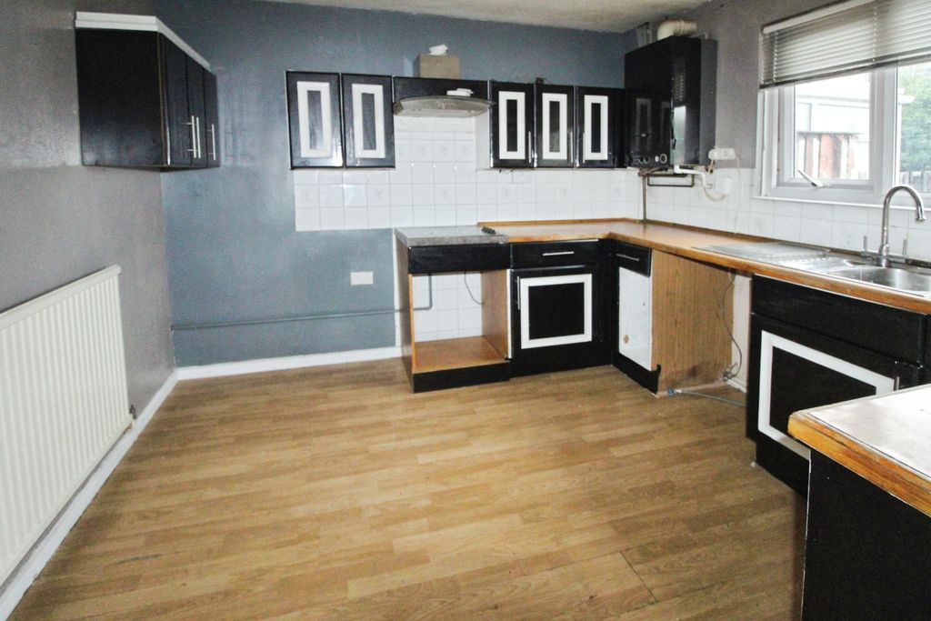 Property photo 3 of 11 Kitchen