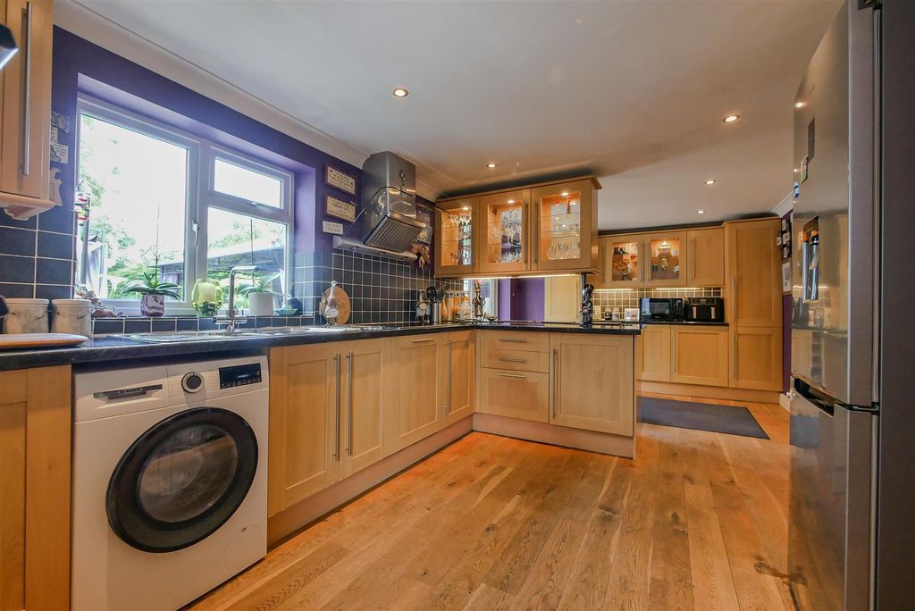 Property photo 2 of 18 Kitchen/Breakfast Room