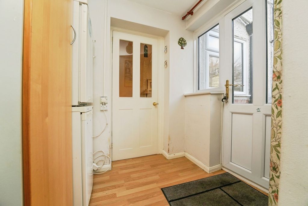 Property photo 2 of 20 Entrance Hall