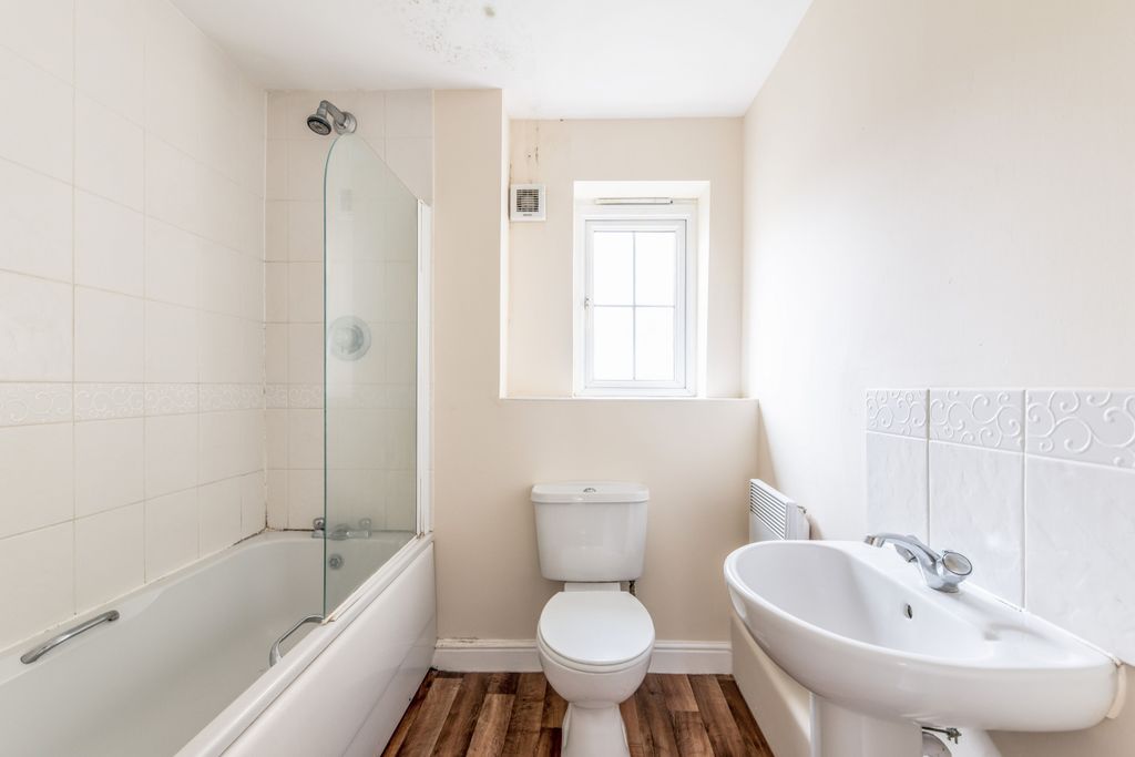 Property photo 3 of 6 49 Henley Road (7)