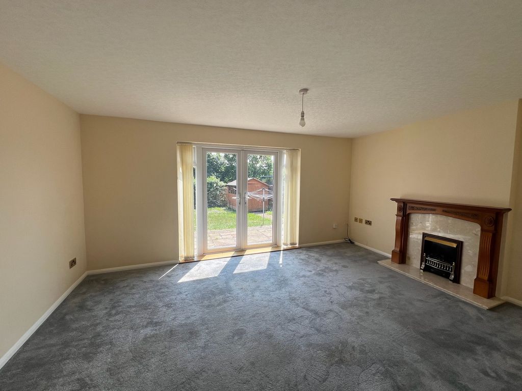 Property photo 3 of 11 Lounge