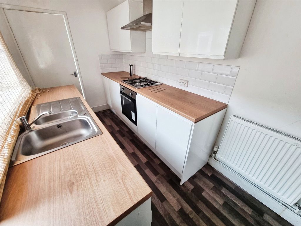Property photo 3 of 8 Kitchen