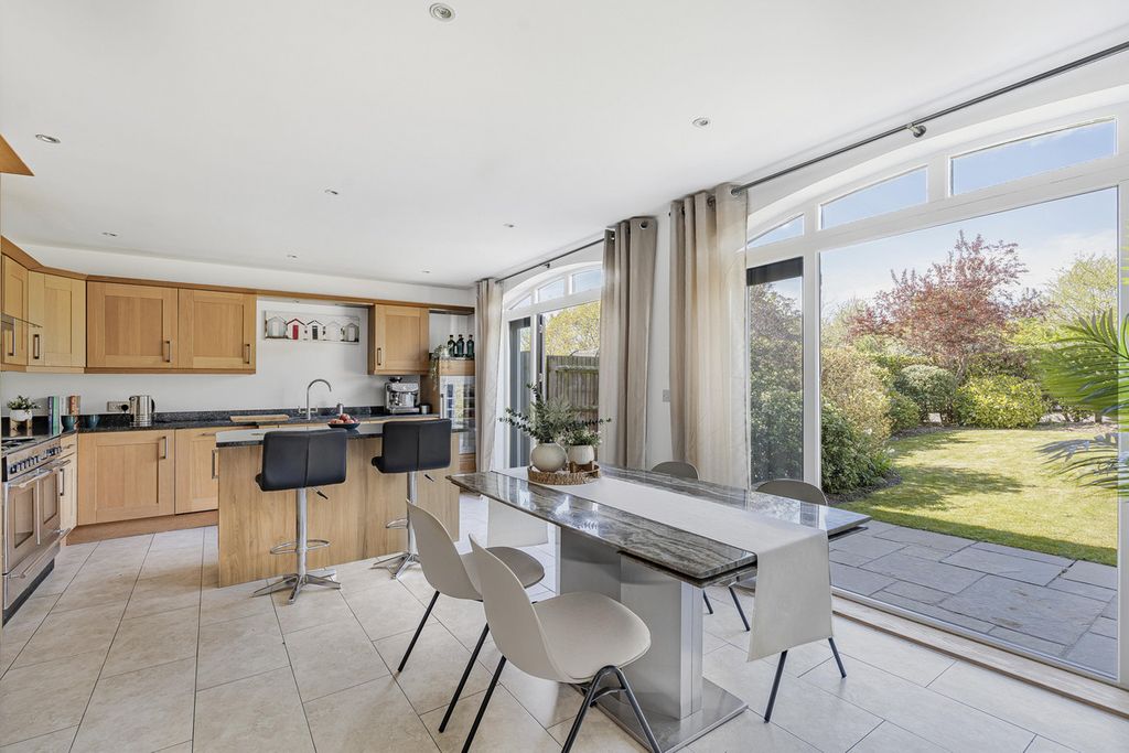 Property photo 2 of 27