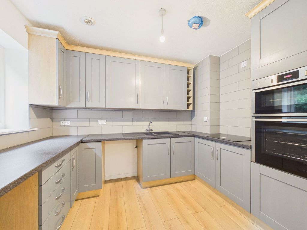 Property photo 3 of 8 Kitchen