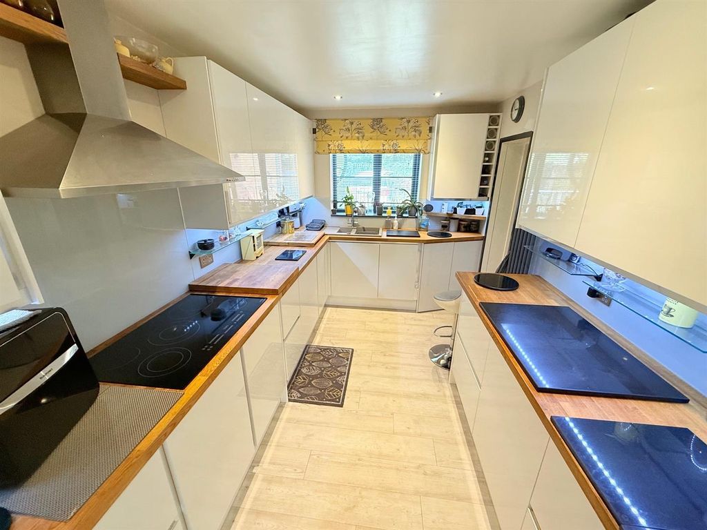 Property photo 3 of 30 Kitchen