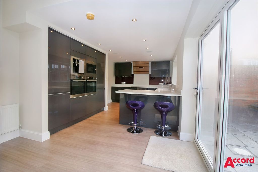 Property photo 3 of 17 Kitchen