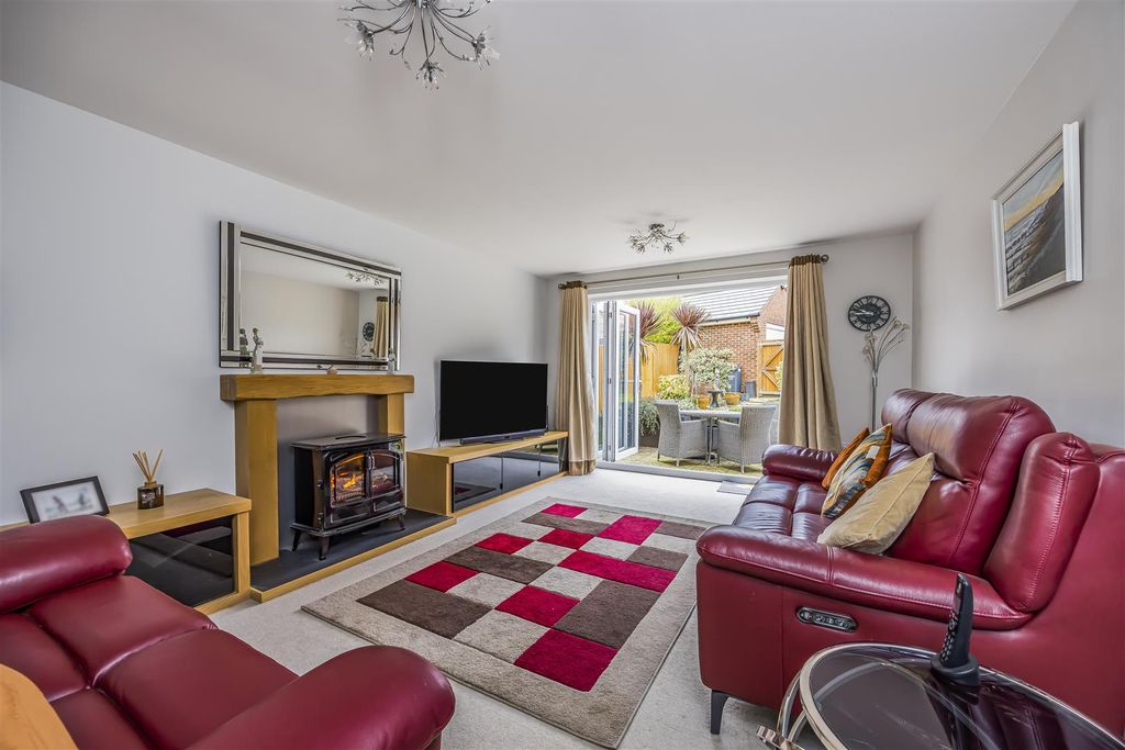 Property photo 3 of 34 43 Skylark Avenue, Emsworth-Porticomarketing-Nexa-