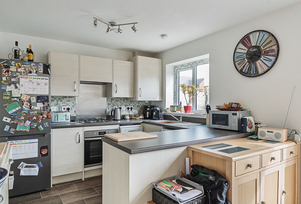 Property photo 2 of 23 1339542-10-689E00...