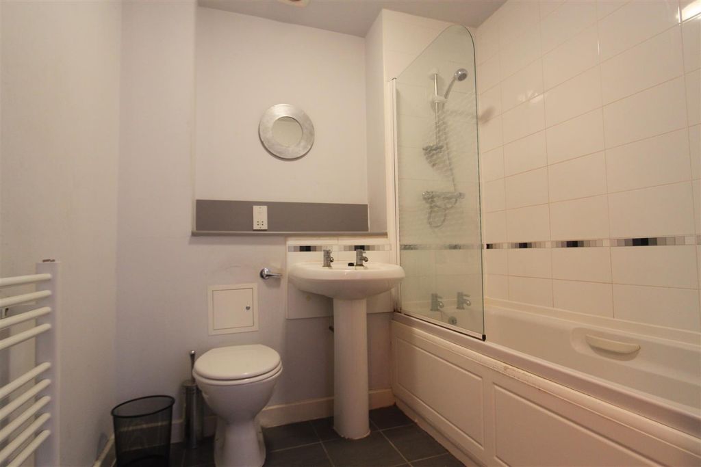 Property photo 3 of 6 Clean Modern Bathroom Suite With Full Bathtub...