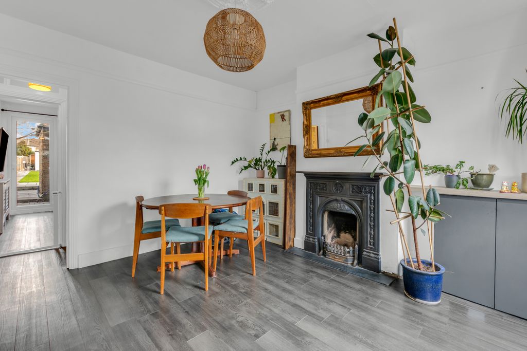 Property photo 2 of 18 4