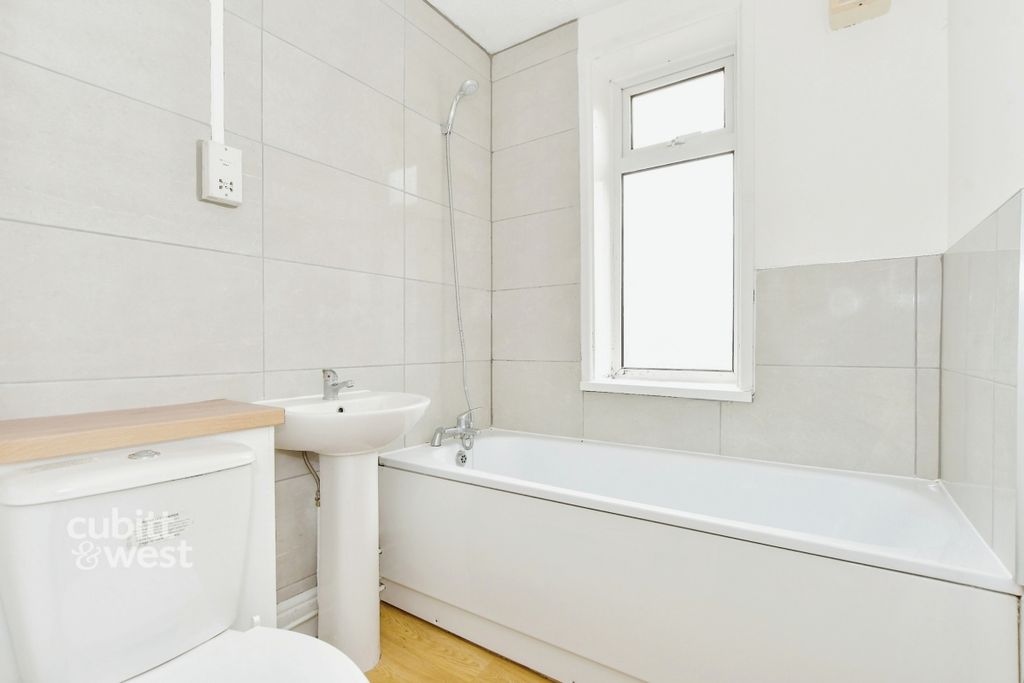 Property photo 2 of 8 71864c0E-901Gg1Eb...