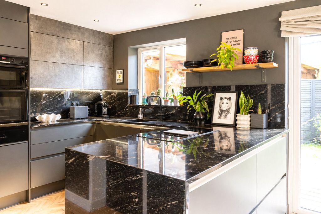 Property photo 2 of 12 Picture No. 33