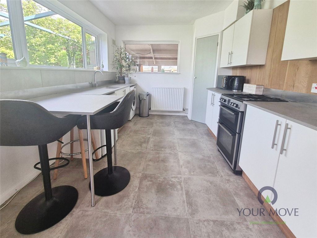 Property photo 3 of 19 Kitchen