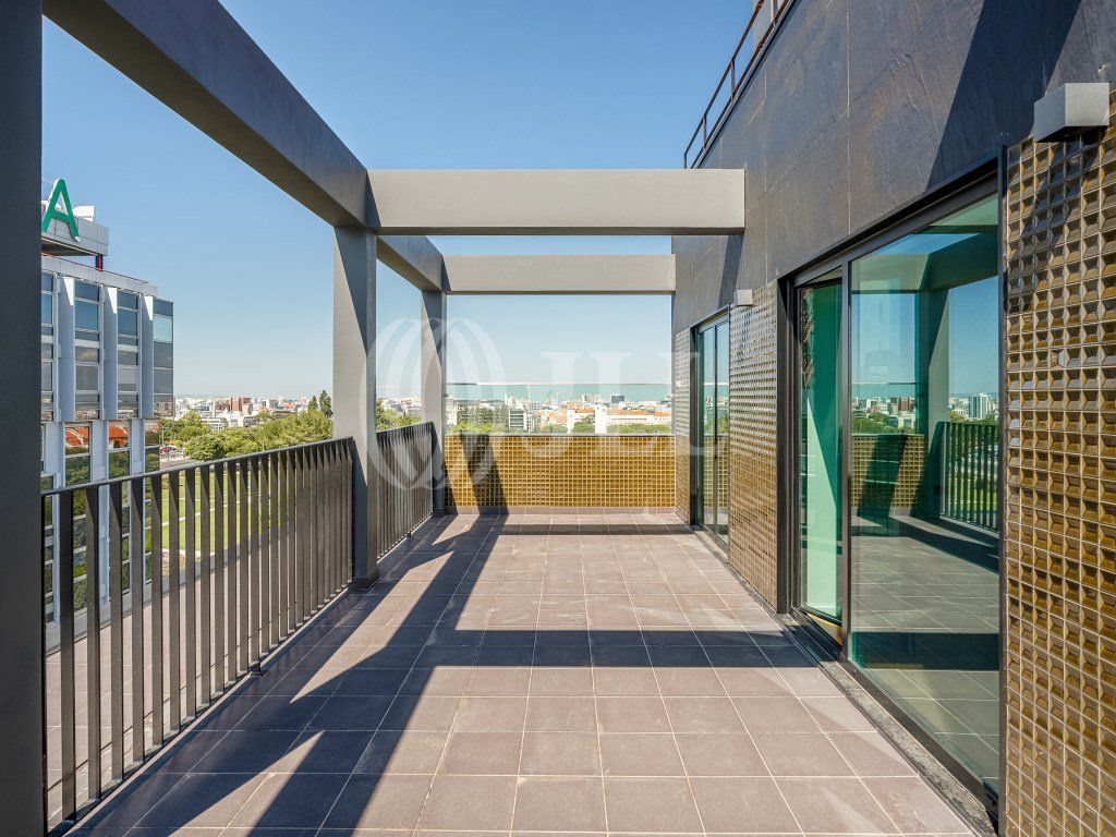 Property photo 1 of 31 2-Bedroom Penthouse, In Avenidas Novas, Lisbon