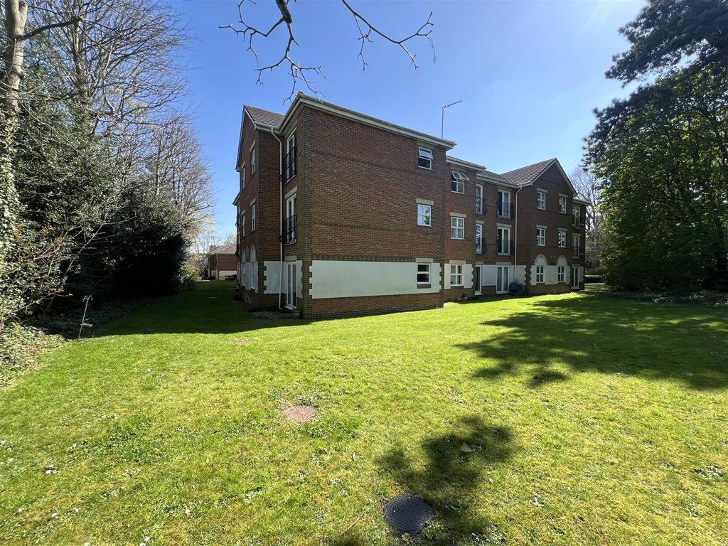 Property photo 1 of 11 Communal Gardens