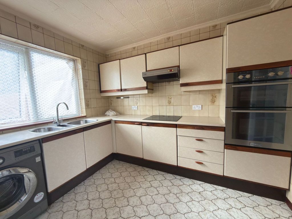 Property photo 1 of 20 Four Bedroom House Ideal For Working Families- £2500 Pcm