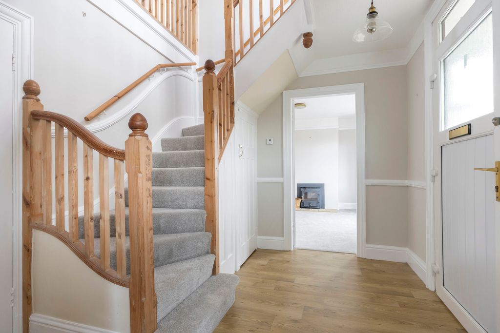 Property photo 3 of 25 Blacksmiths Lane-11