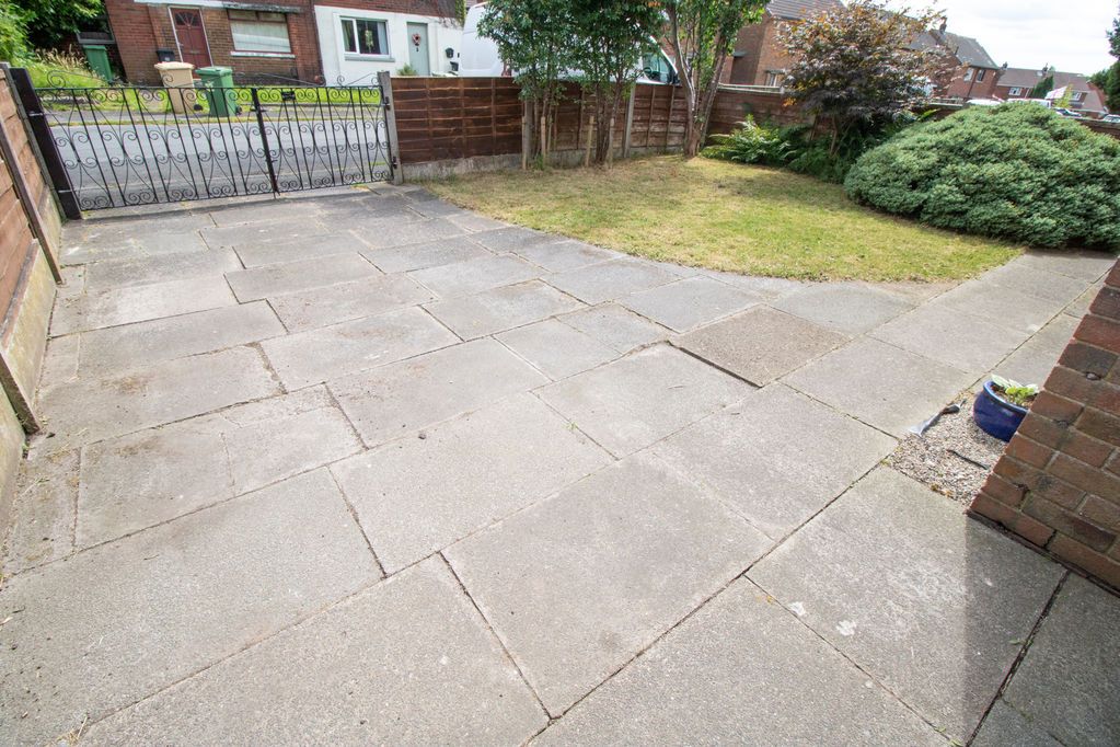 Property photo 2 of 19 Front Gated Driveway And Garden