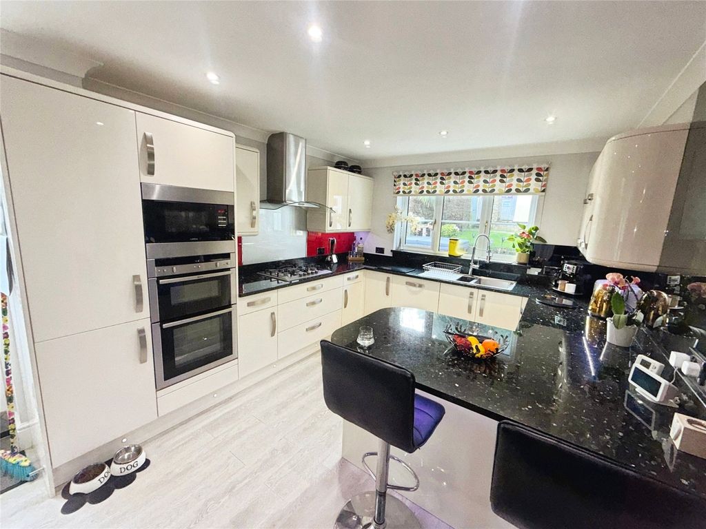 Property photo 2 of 25 Kitchen/Breakfast