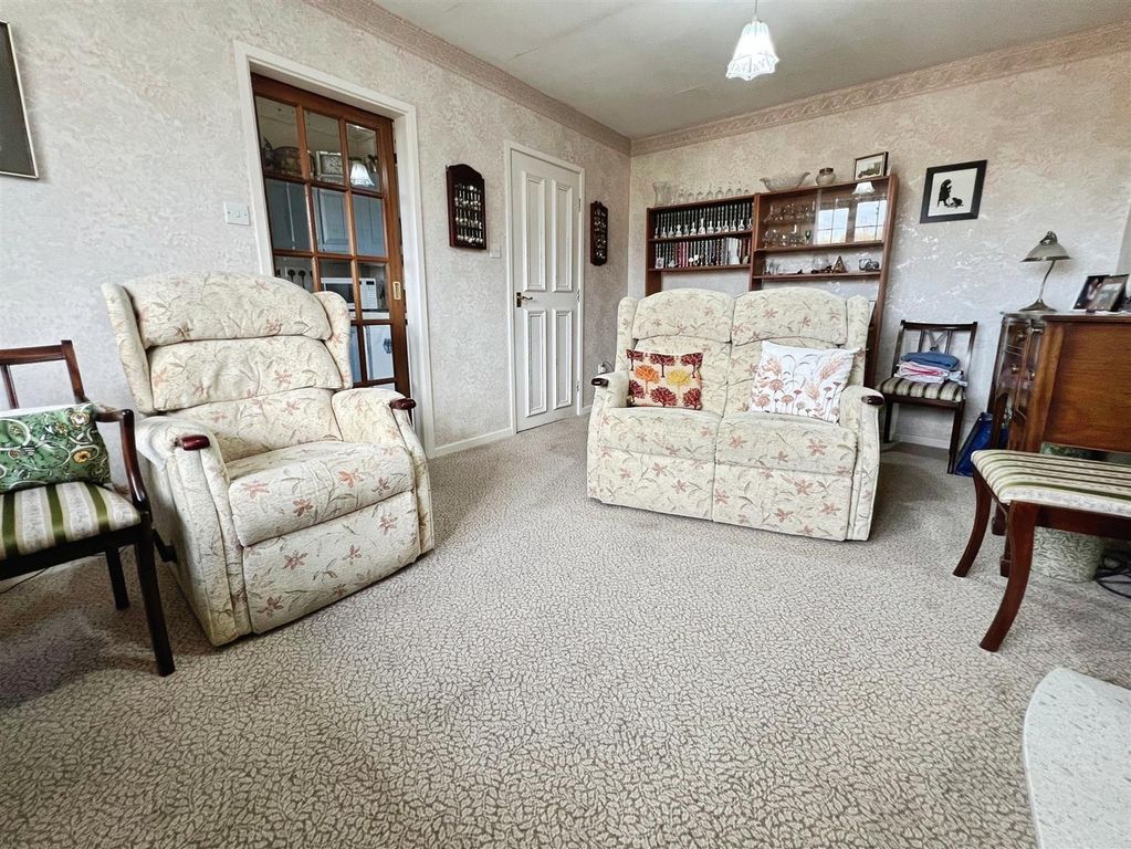 Property photo 3 of 15 Lounge