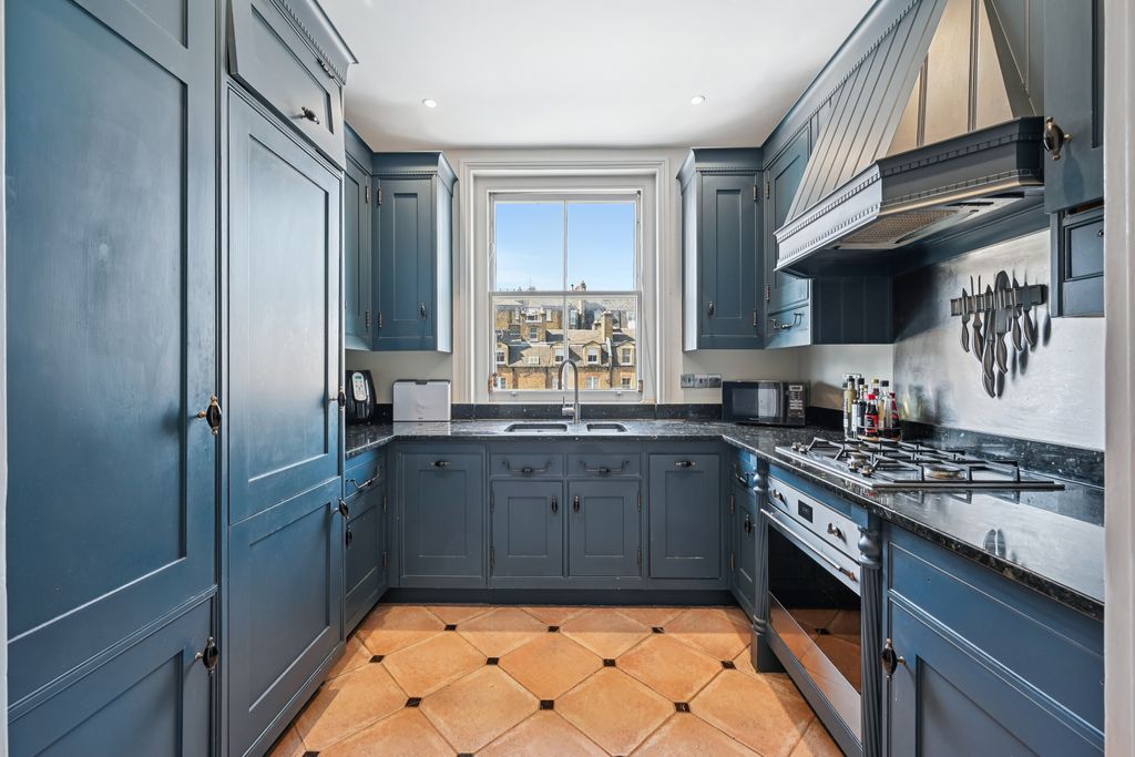 Property photo 3 of 17 Kitchen