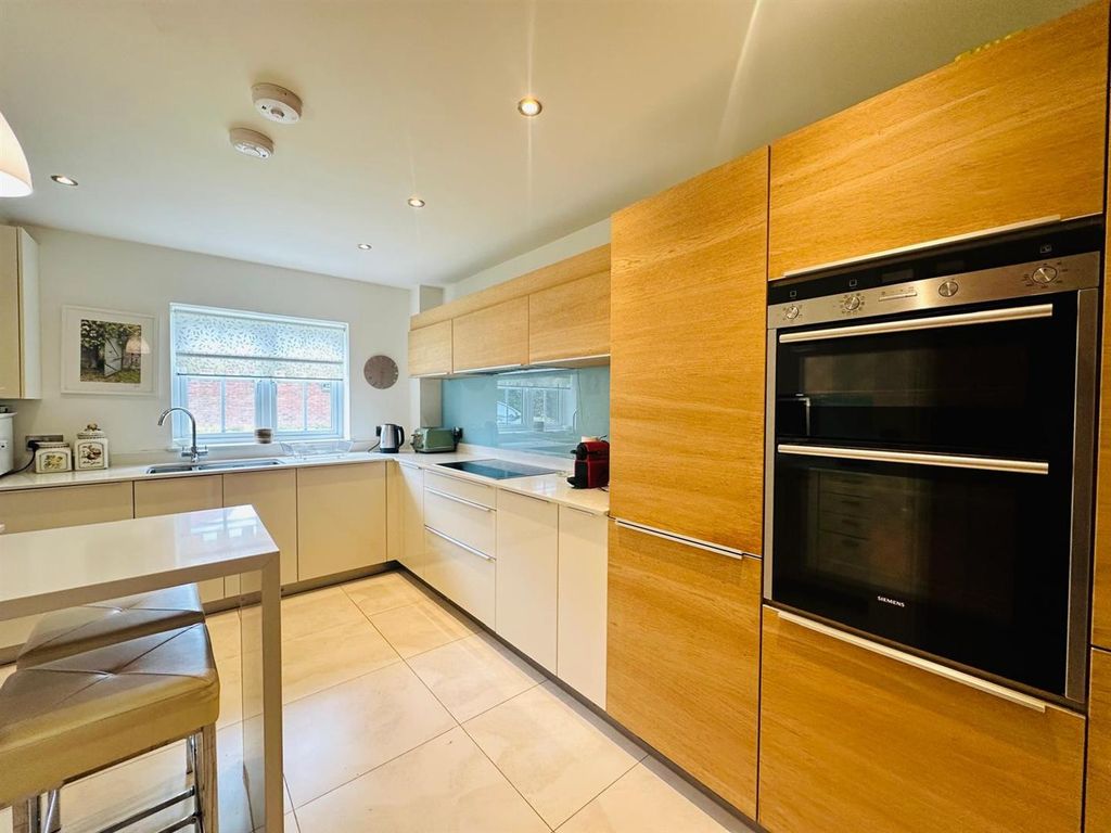 Property photo 3 of 18 Kitchen