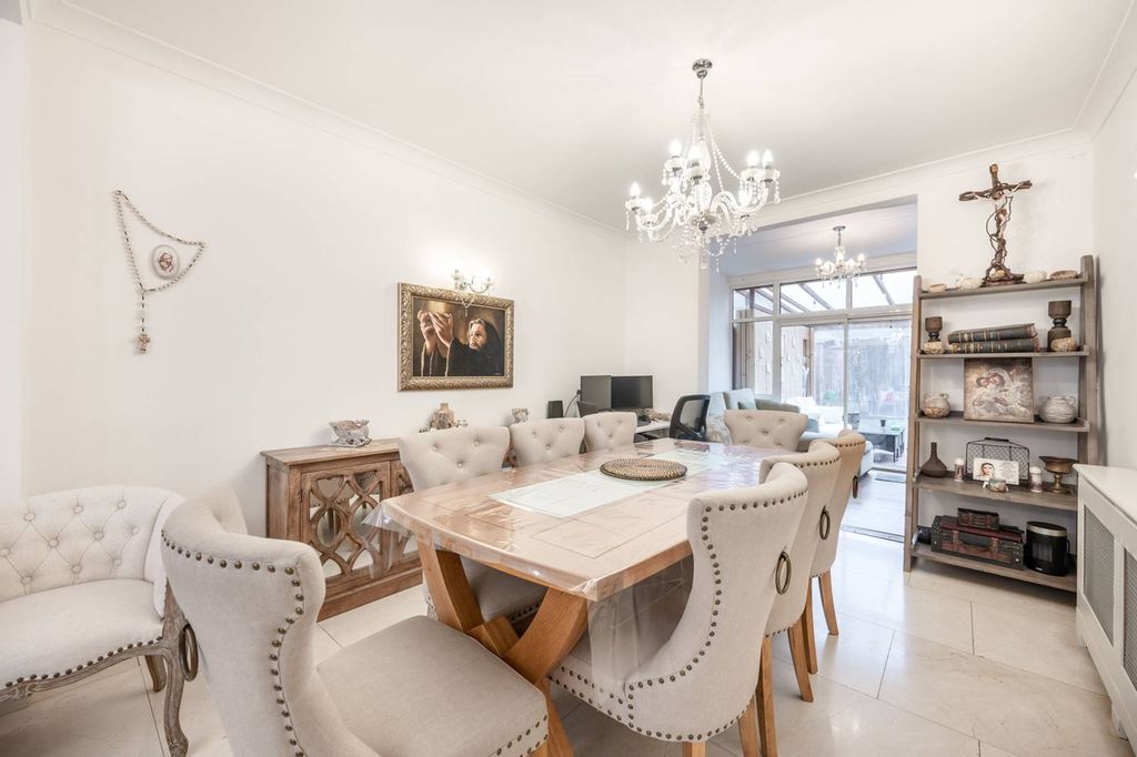 Property photo 3 of 25