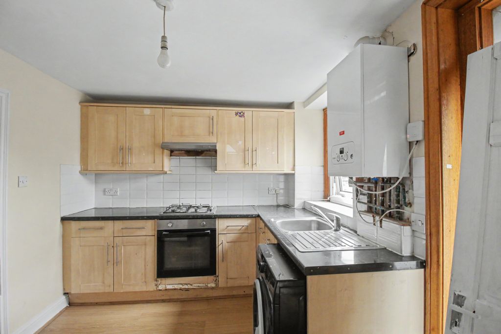 Property photo 2 of 17 Flats 1 & 2, 3 Scotts Road, Leyton, London, E10 6Ln