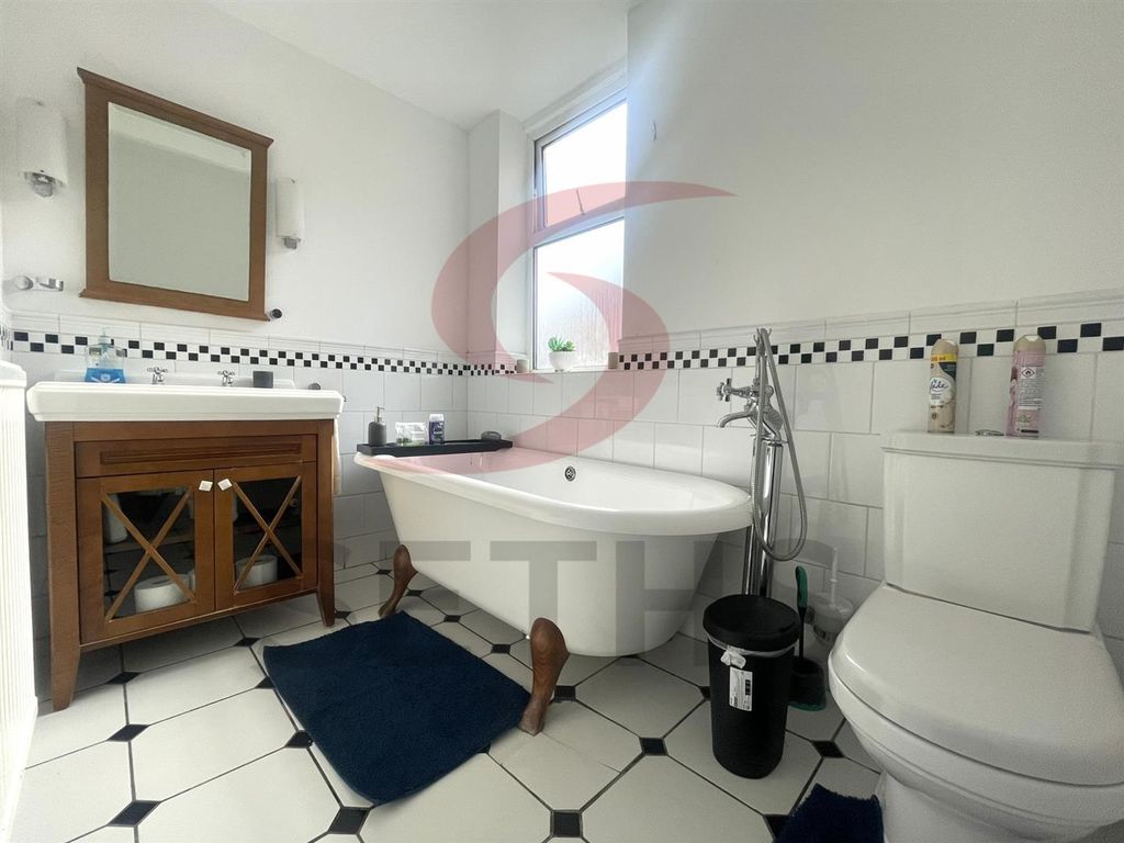 Property photo 2 of 10 Bathroom