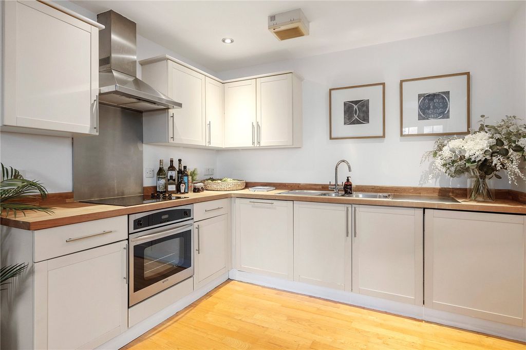 Property photo 2 of 10 Kitchen