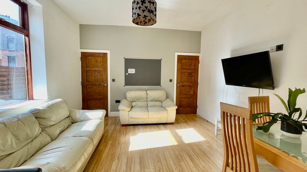 Property photo 3 of 6 Lounge / Dining