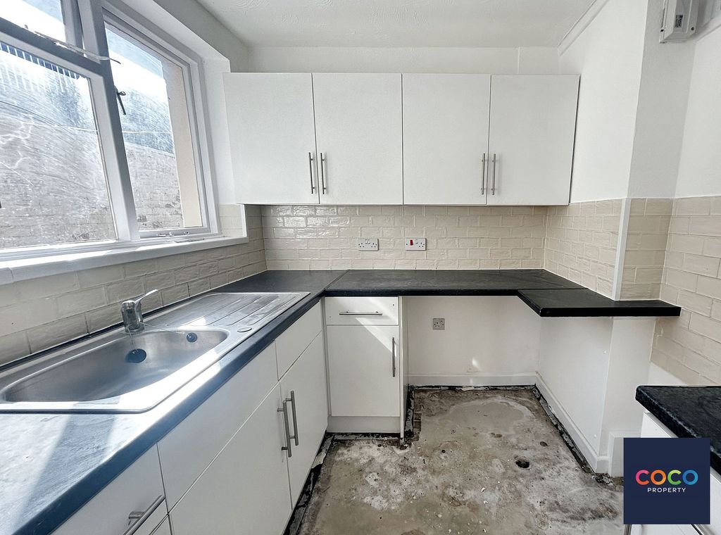 Property photo 2 of 10 Kitchen