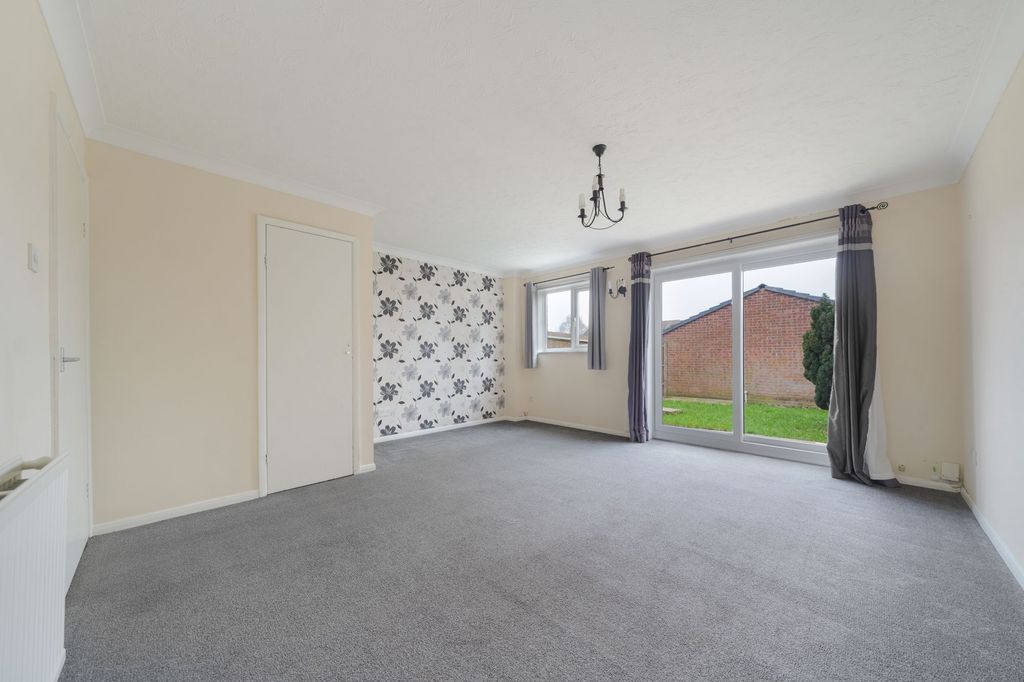 Property photo 2 of 12 27 Fallowfield - Lounge