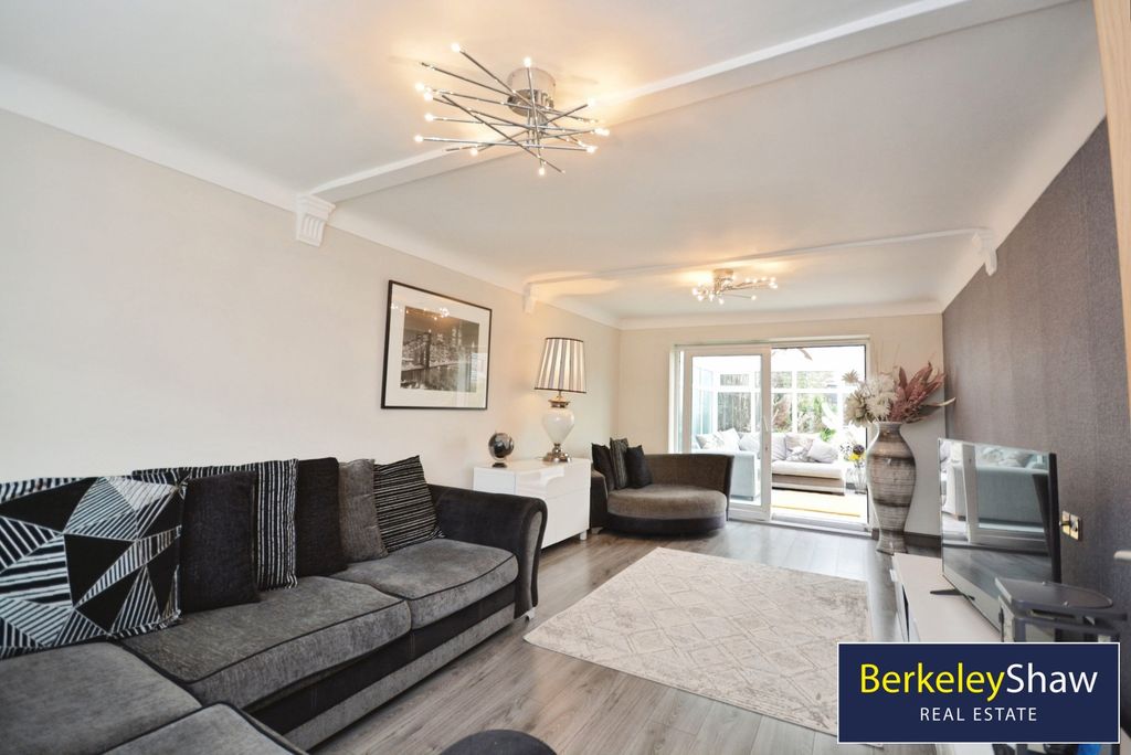 Property photo 3 of 18 Living Room