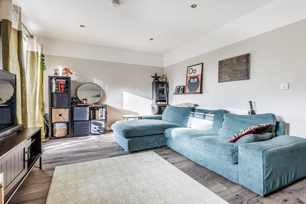 Property photo 3 of 18 4805592