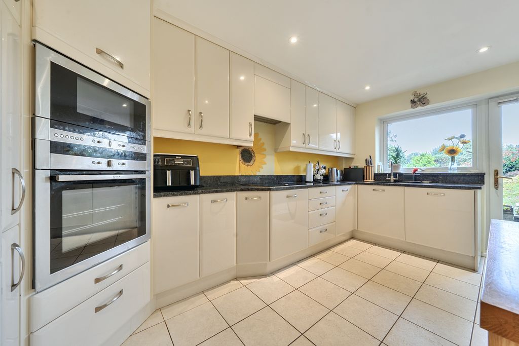 Property photo 3 of 20 Kitchen / Breakfast Room