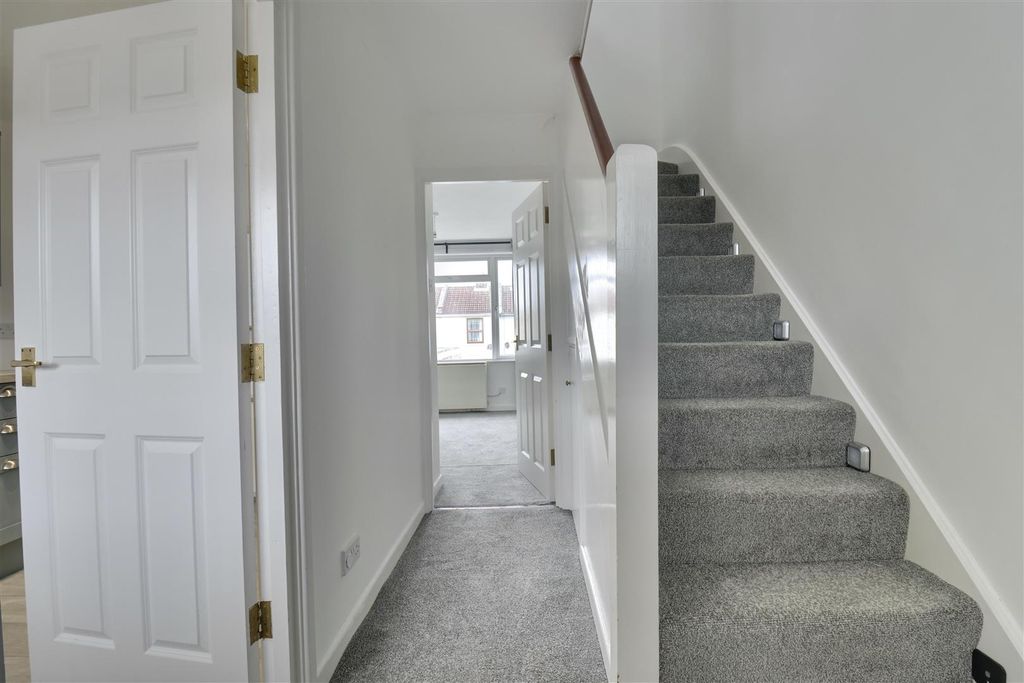 Property photo 3 of 15 F9E35341-1330-4C6E-A361-16F1353F05F4_1_201_A.Jpeg