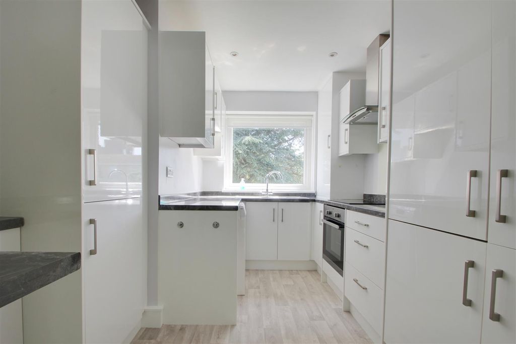 Property photo 3 of 11 Kitchen