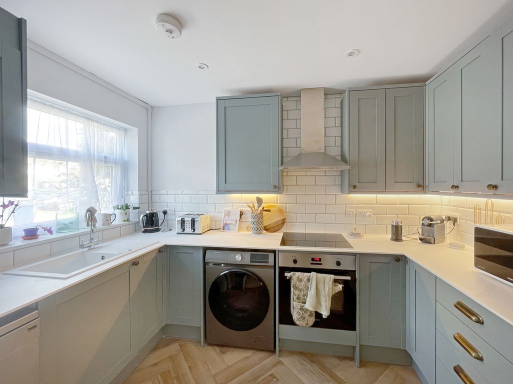 Property photo 3 of 11 Kitchen 1